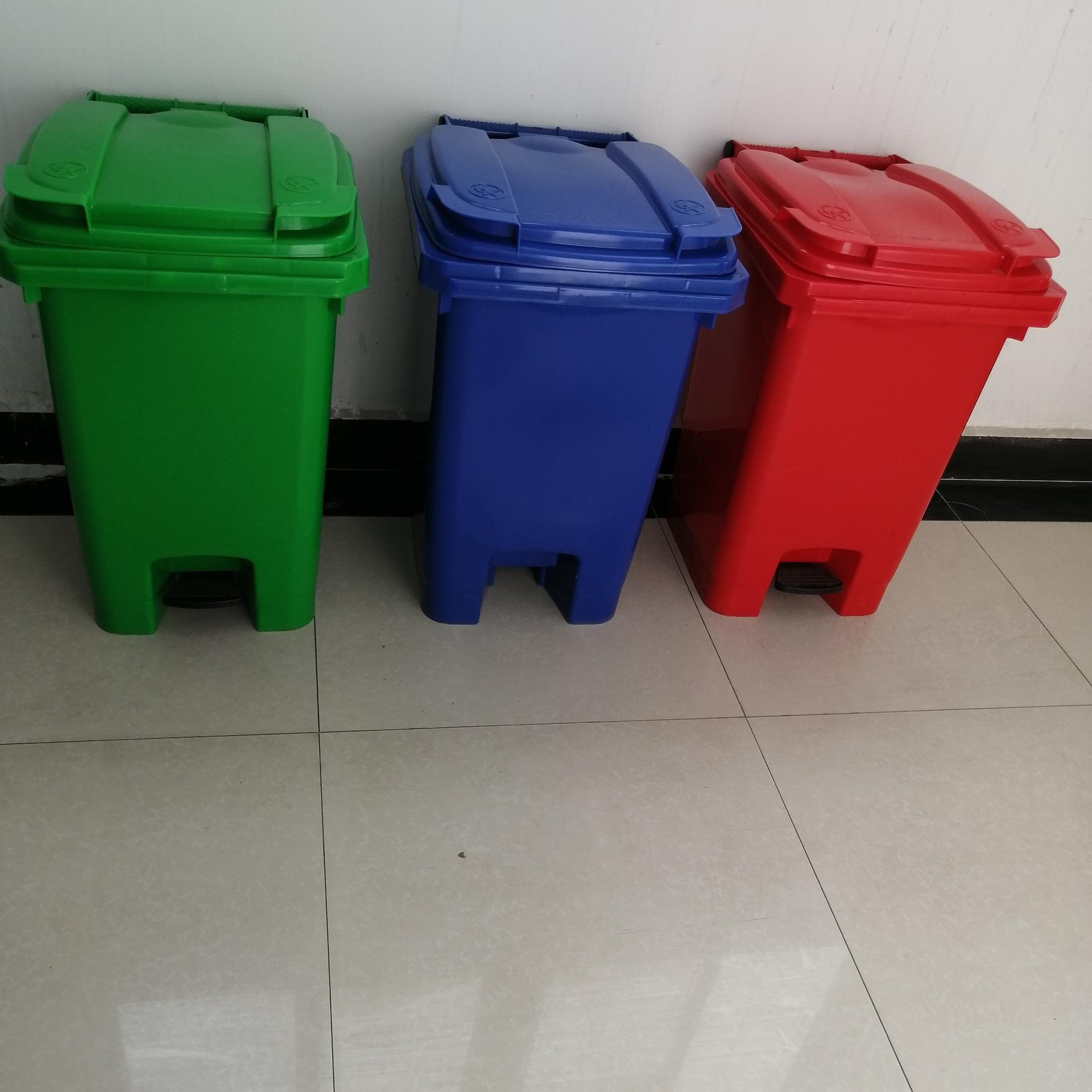 江西塑料垃圾桶生产厂家批发60升塑料垃圾桶 60L带脚踏开盖塑料垃圾桶图片