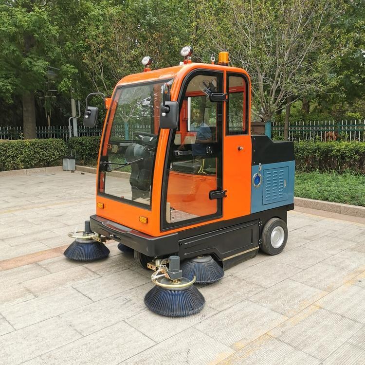 电动喷水扫地机  恒达 车型齐全 驾驶式电动扫路车 免费运输