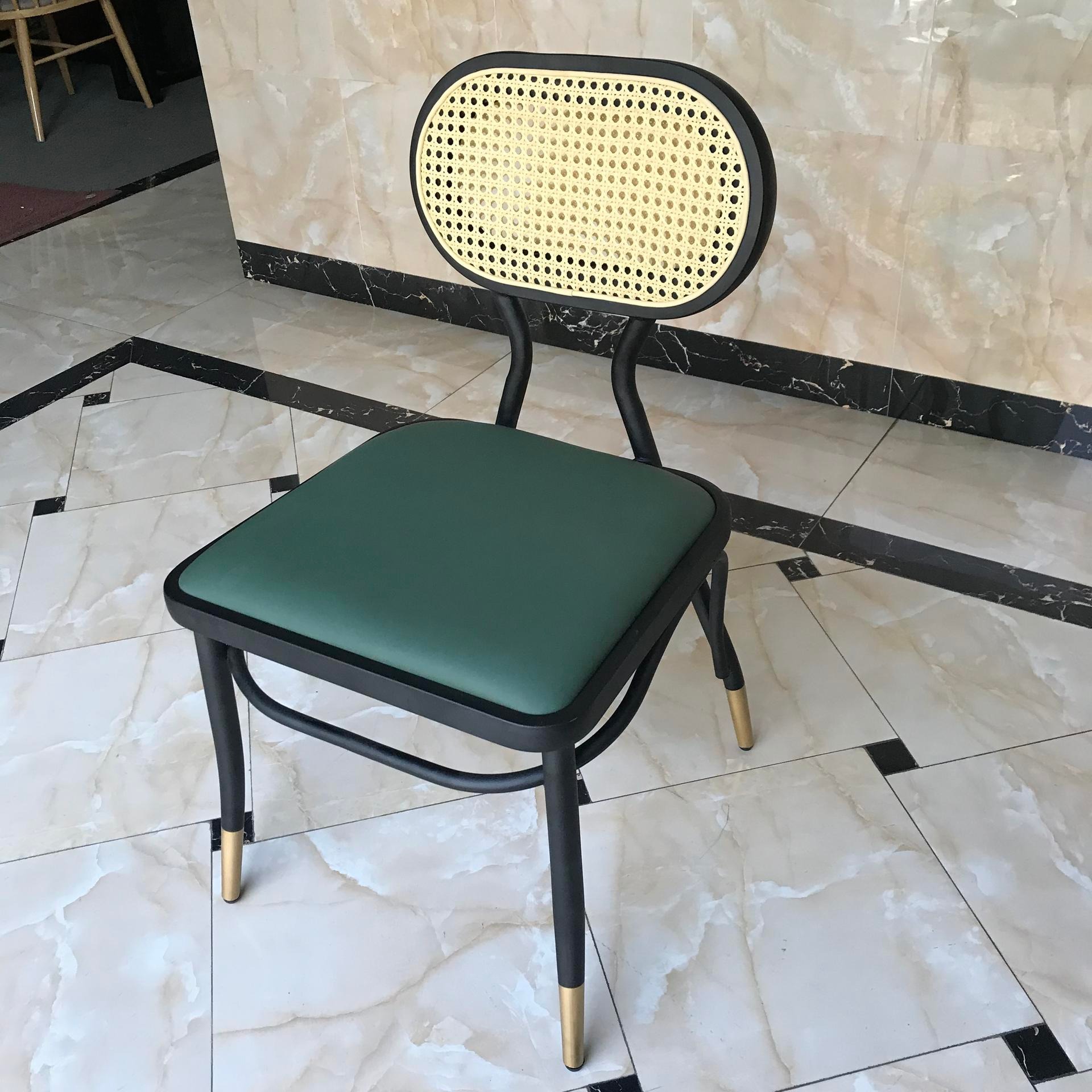 东莞迪佳2020新款编藤背椅 实木 钢架 西皮垫 家用椅子 塑料靠背椅 北欧塑料椅 公共餐椅 PP塑胶餐椅 快餐桌塑料椅