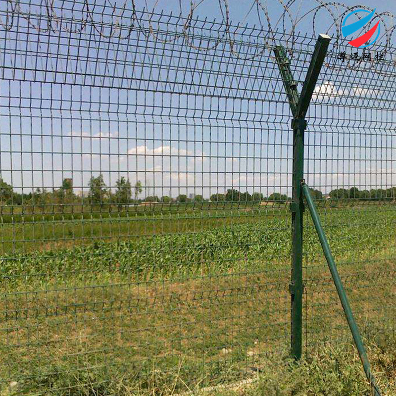 贵州飞机场隔离栅 尊迈安全防御护栏网 刀刺护栏网 三角折弯护栏厂家