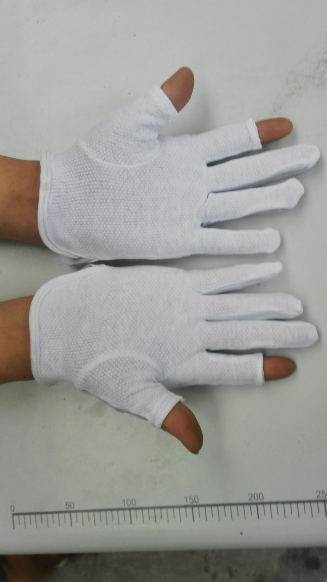 供应高品质  防静电棉毛点塑  防滑  断指手套示例图1
