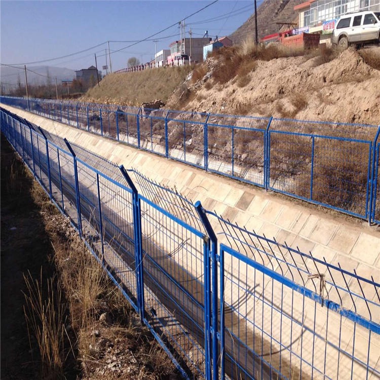 护栏网厂家供应浸塑钢丝框架水库水渠防护护栏网 德兰公路防护栅栏