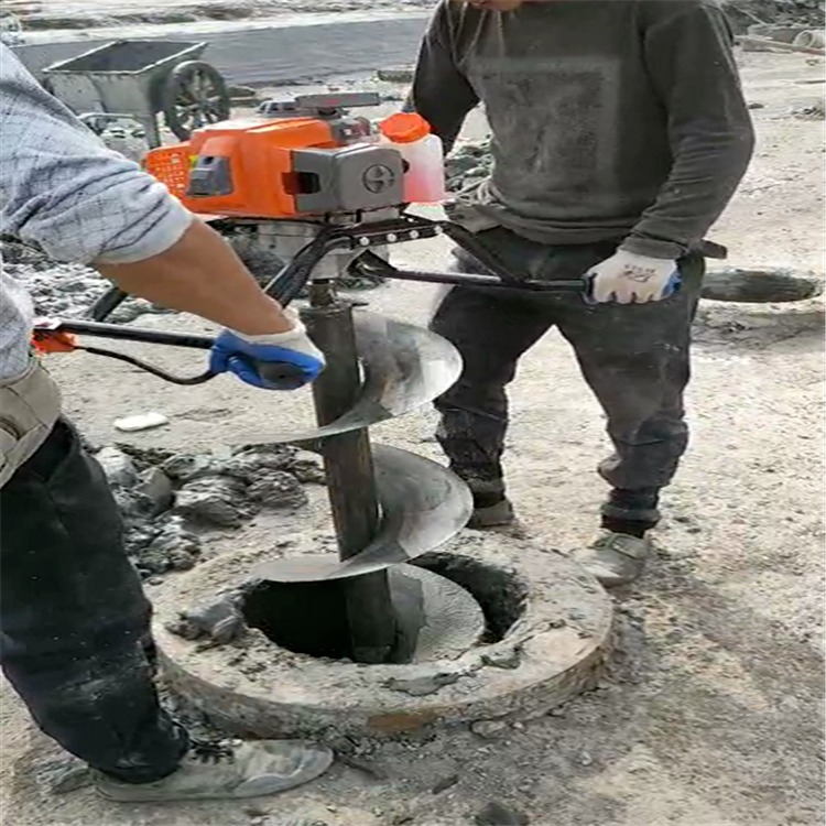 蓝支架掏桩机掏桩效果惊人建筑工人用管桩掏泥机工作掏桩太给力了