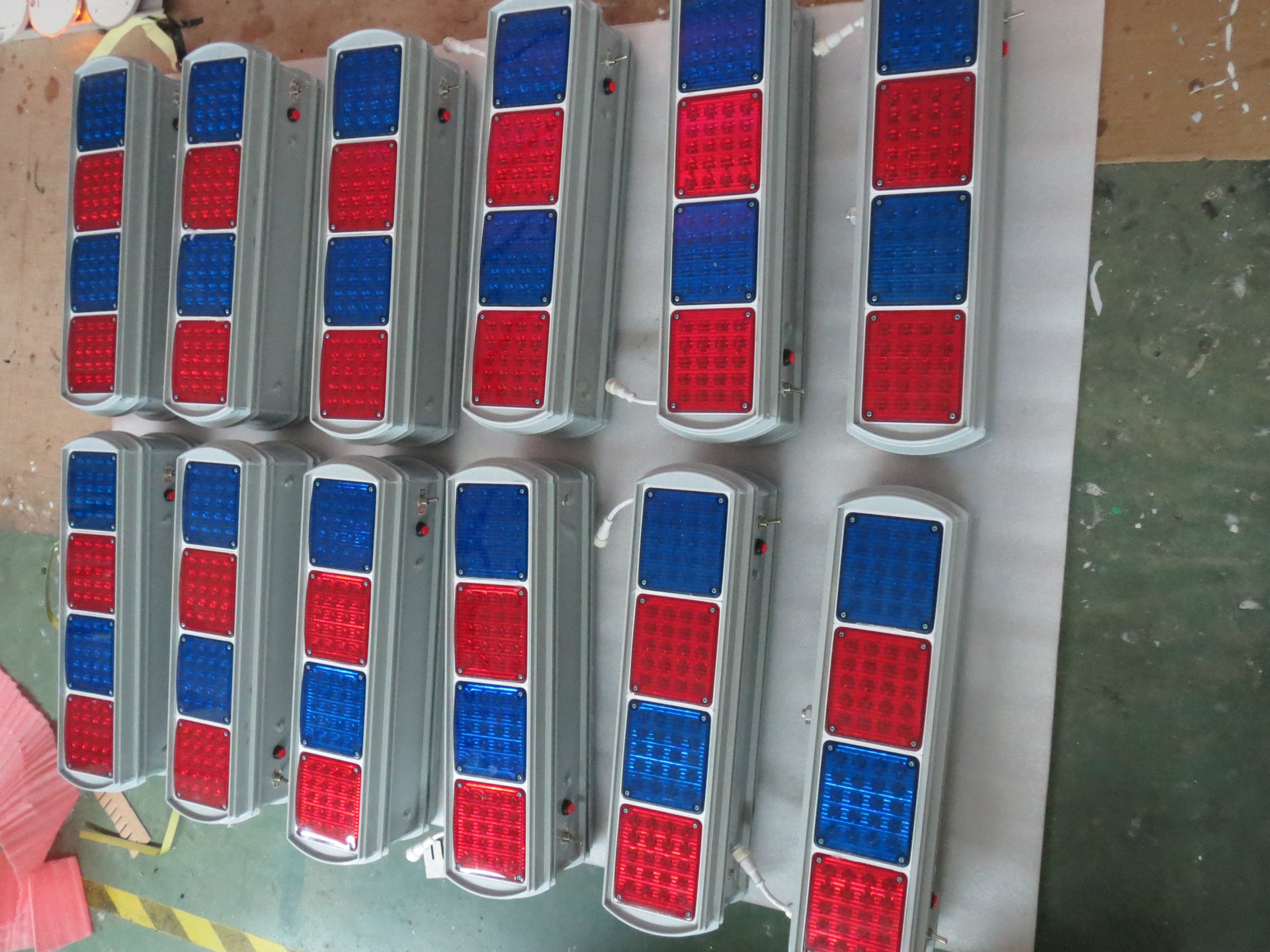 深圳创安达提供红蓝交替频闪灯 两组双面太阳能爆闪灯 质保两年示例图3
