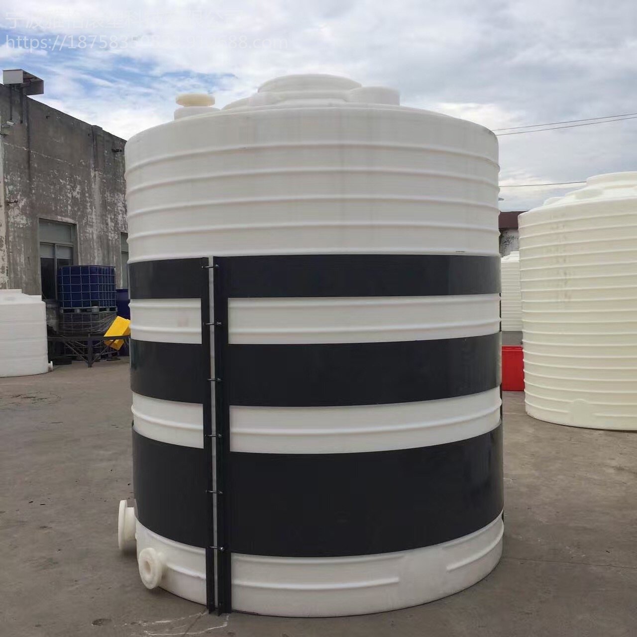 雅格厂家直销耐酸碱化工储罐 10吨储存双氧水储罐氨水储罐 10立方工业塑料水箱图片