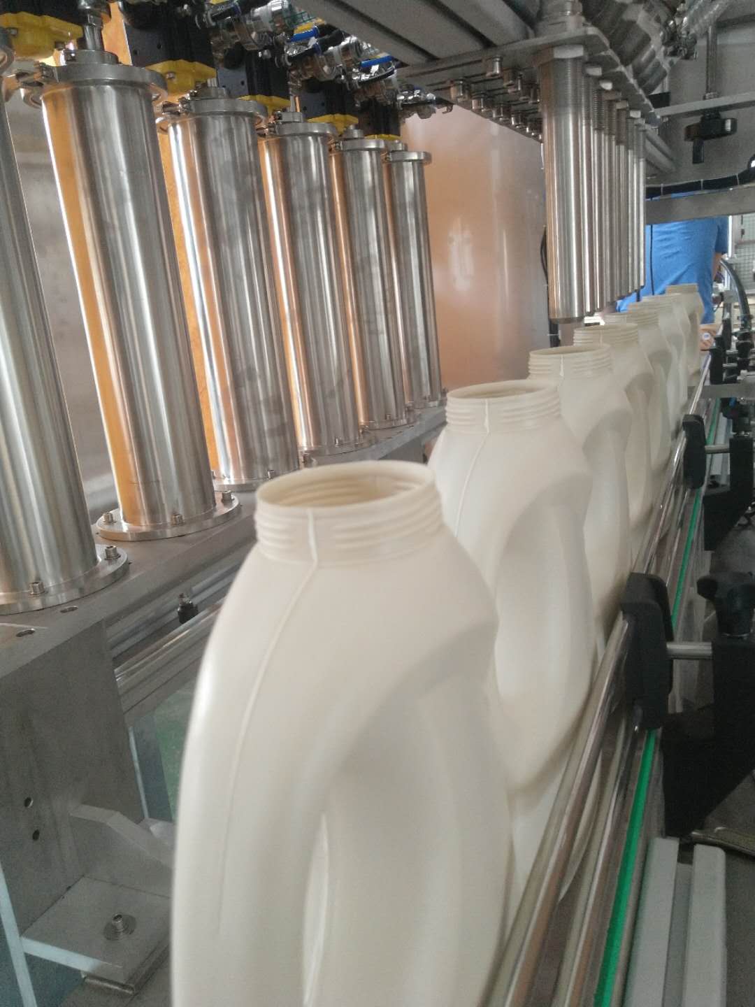 河南生产厂家 洗洁精自动灌装机 洗衣液多头灌装机 价格 郑州奥特 AT-SFGZ-L8