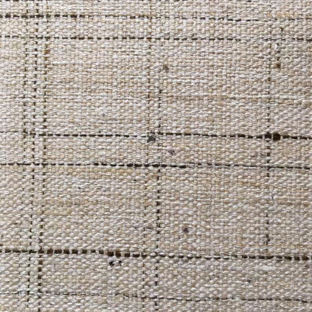 柞丝交织绸13020 利用大茧不同颜色，手纺成不同色泽的纱线，按色泽不同进行排列，织造成特殊风格的布料。