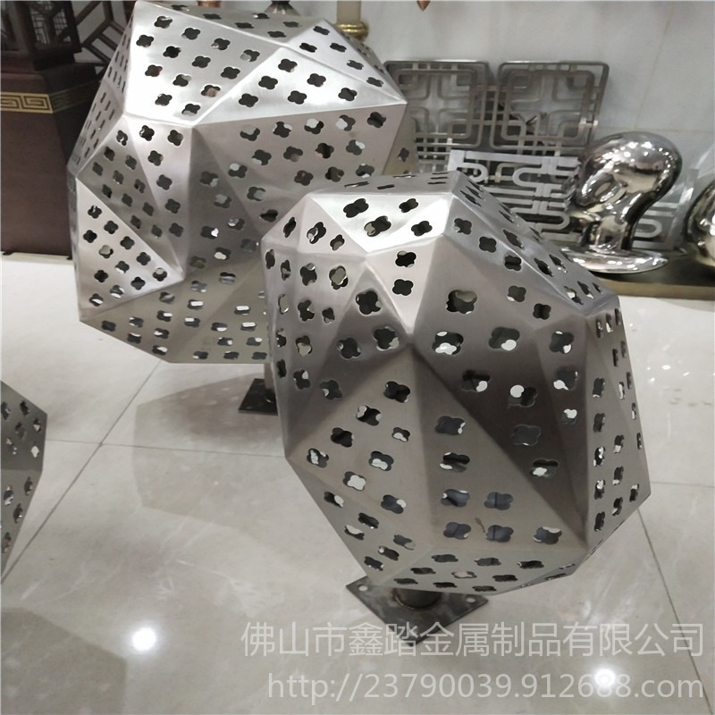 深圳小区草地 拉丝不锈钢镂空石头雕塑实物效果图