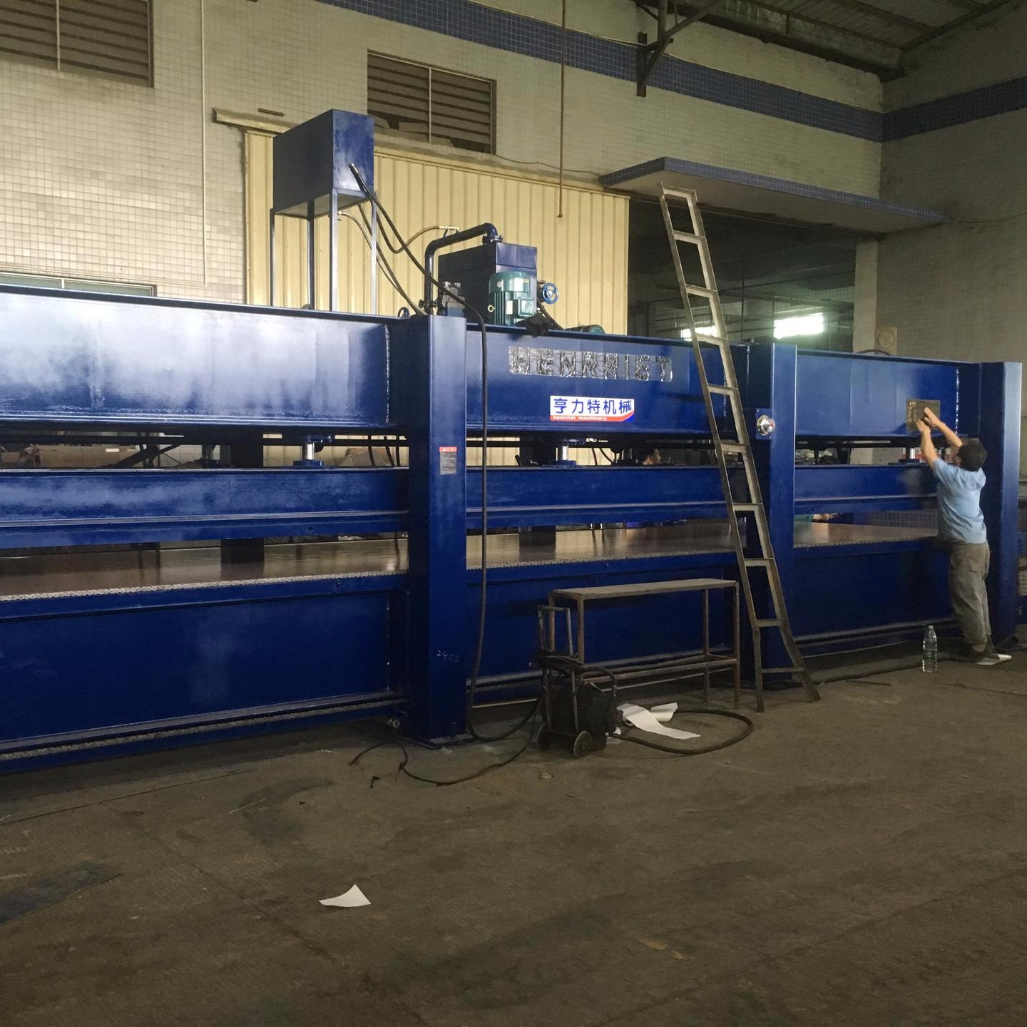 亨力特批发江苏徐州2米x8米石材铝蜂窝复合板机，大型天花板复合机，隔音墙板胶合机，PVC复合板热压机图片