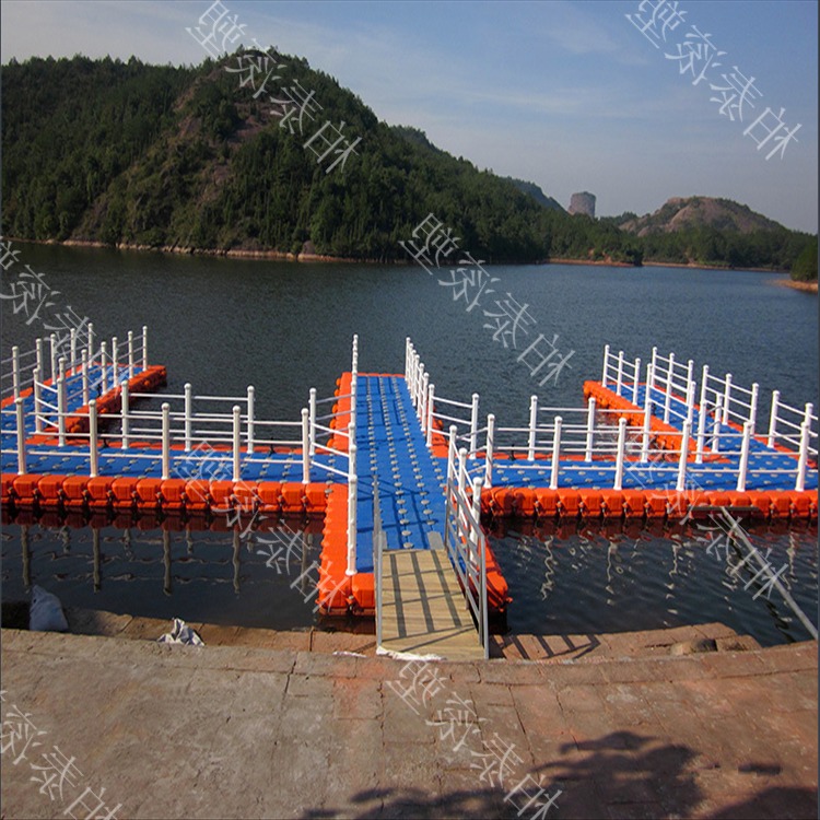 组合式水面舞动平台 龙湖水上浮式景观浮台 组合式塑料浮筒供应