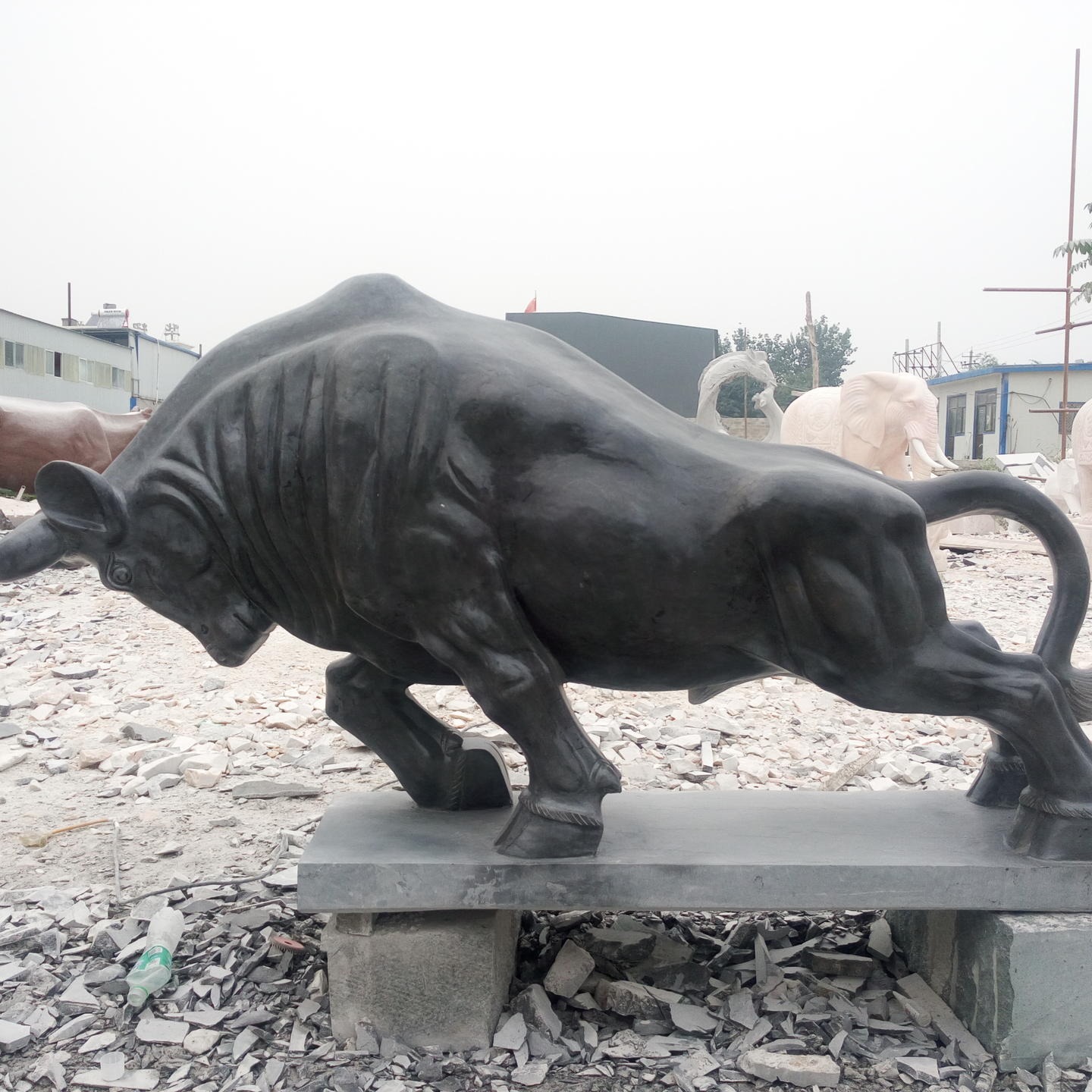 英翰园林雕塑定制 晚霞红华尔街牛 精致做工青石石牛 景区石头生肖动物雕塑