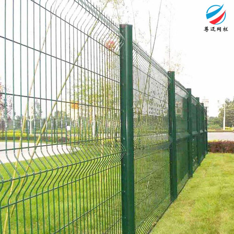 尊迈铁丝网厂家现货桃型柱护栏网 三角折弯铁丝网 包塑绿色小区安全围栏