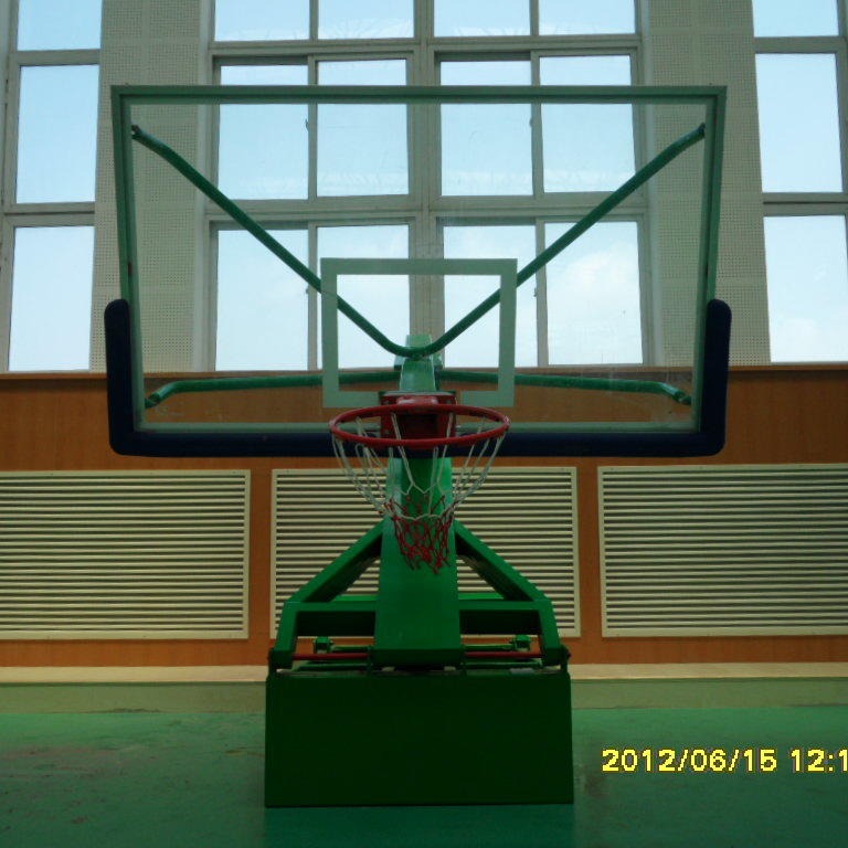 供应晶康牌10001型比赛标准电动液压篮球架 液压升降自如 遥控操作起轮落轮图片