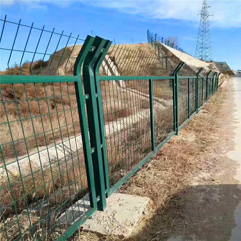 铁路公路安全防护网隔离栅绿色防护网围栏网道路隔离护栏峰尚安护栏
