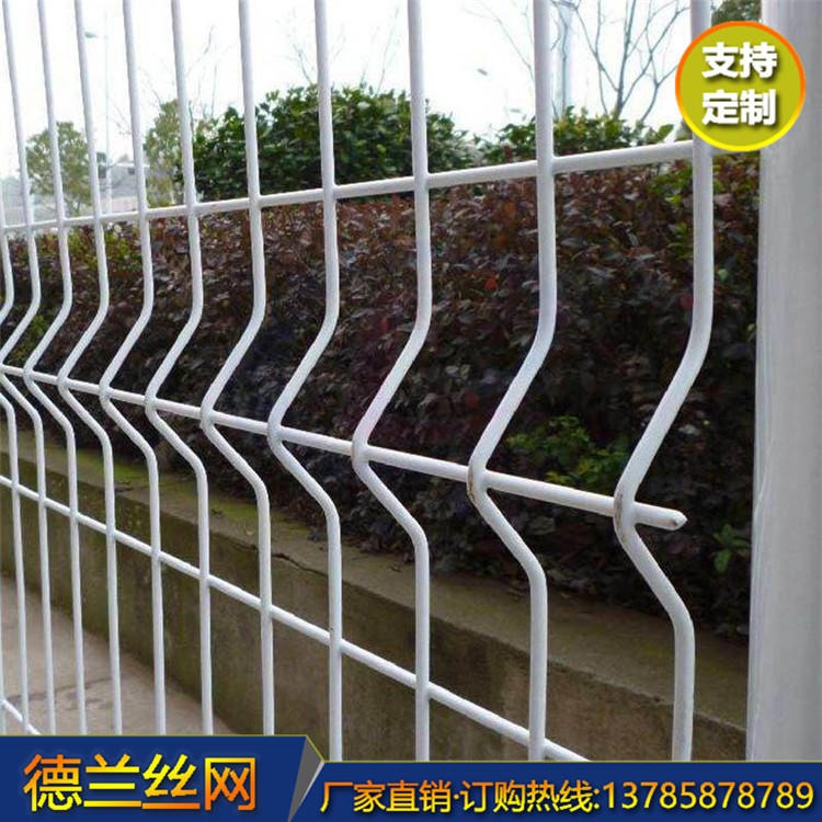 质量保证 桃型柱隔离网 三角折弯护栏网 德兰丝网 工厂围网