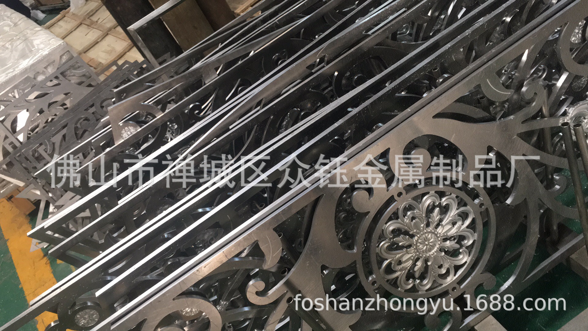 厂家直销 铝艺K金豪华楼梯护栏 一种全铝雕刻护栏楼梯示例图10