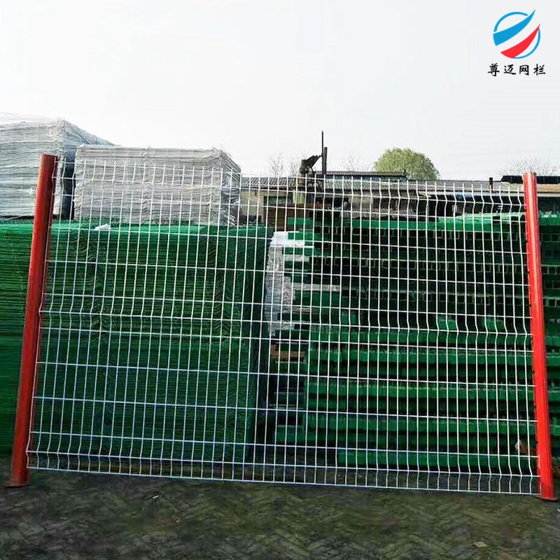 尊迈厂家供应加强弯铁丝护栏网 三角折弯护栏网 桃型柱铁丝护栏网
