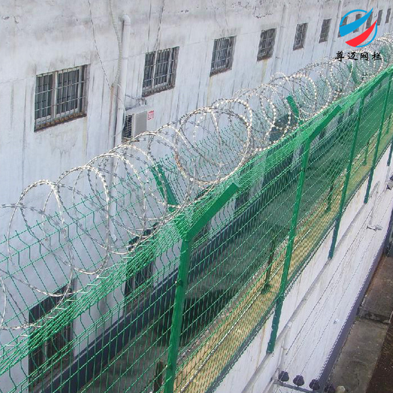 内蒙古飞机场隔离栅 尊迈飞机场刀刺网 监狱防攀爬护栏网 三角折弯护栏厂家