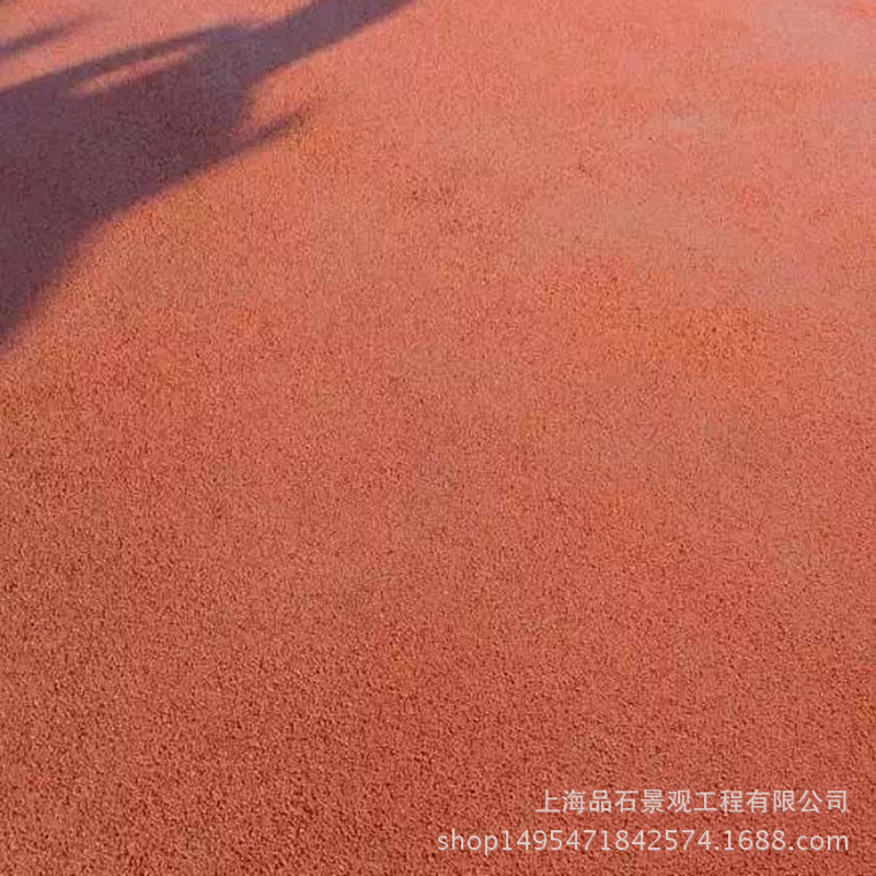 呼伦贝尔广场道路彩色（铁红）透水混凝土施工 兰色养护中示例图3