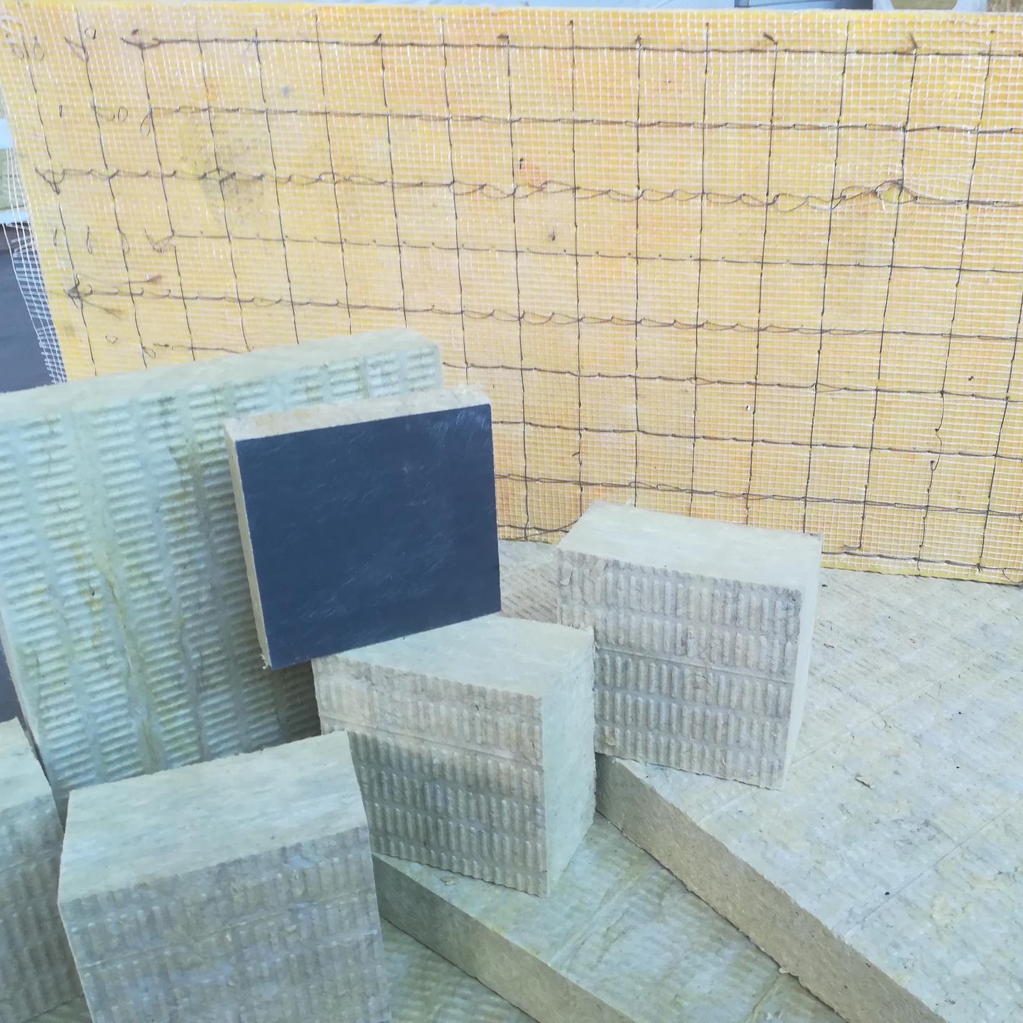 岩棉板 钢网砂浆纸复合板 A级阻燃保温隔热板 豪亚外墙岩棉板防火隔离带