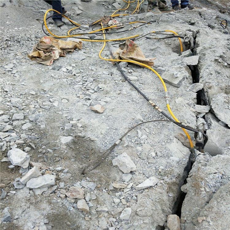 云南怒江州柱式劈裂棒 110型派信洞采岩石劈裂棒 操作