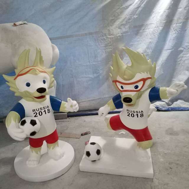 定做户外玻璃钢摆件 俄罗斯世界杯吉祥物摆件定制 树脂雕塑卡通道具模型定制厂家图片