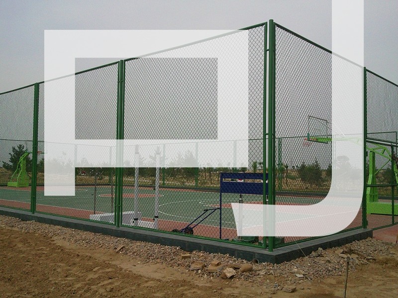 定做室外球场围栏勾花铁丝网足球场护栏售后安装