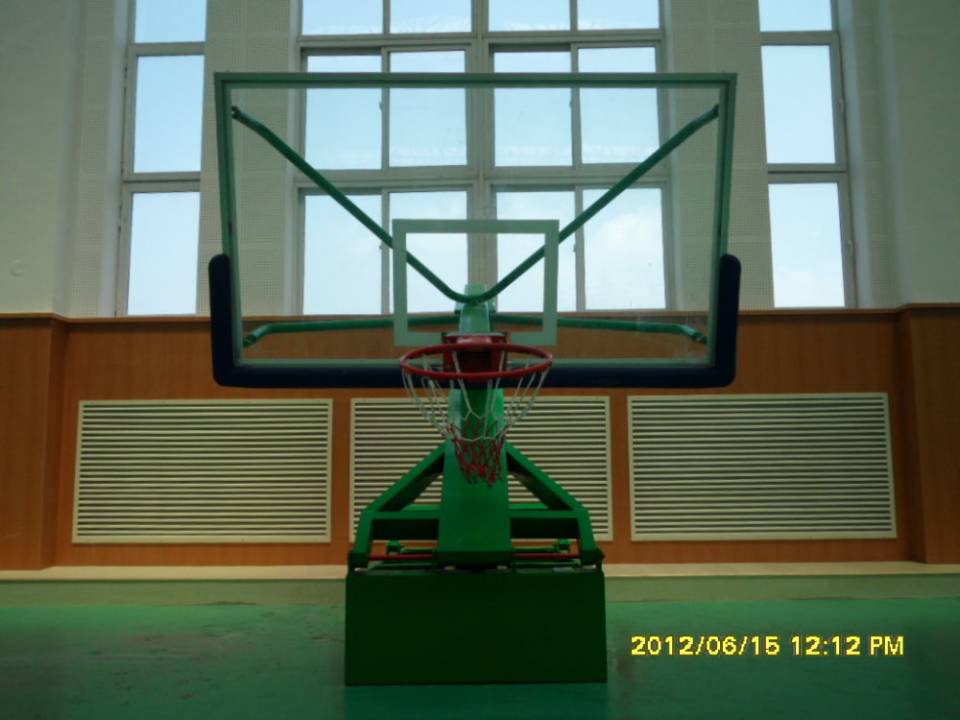山东晶康牌配备钢化玻璃篮球板方管固定式篮球架性能优越