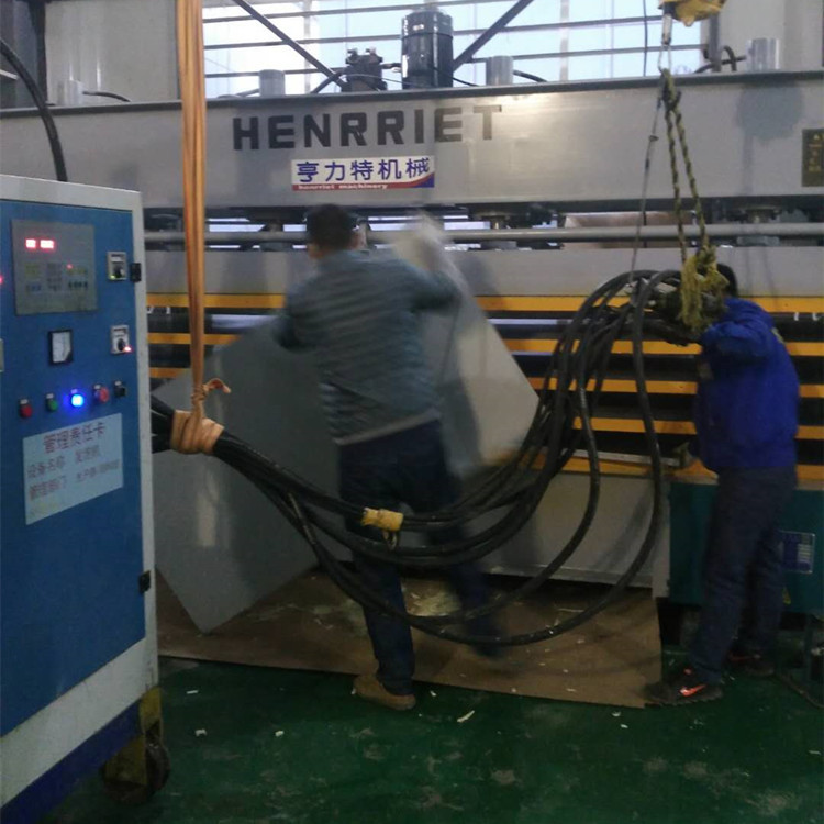 亨力特生产聚氨脂保温板4层4500mmx1300mm100吨多层一次发泡层压机