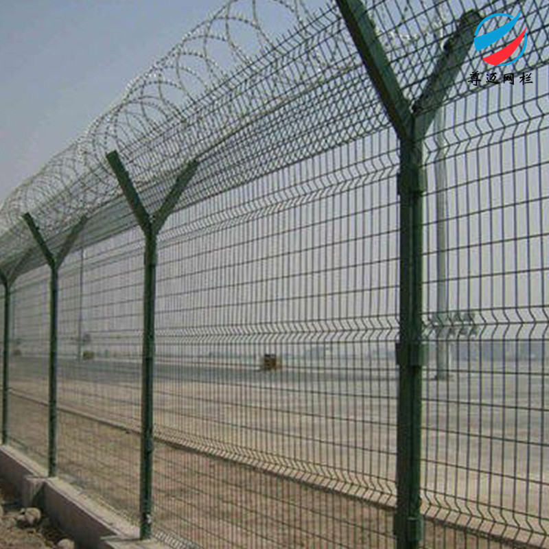 内蒙古飞机场隔离栅 尊迈机场隔离护栏 看守所钢网墙 三角折弯护栏厂家