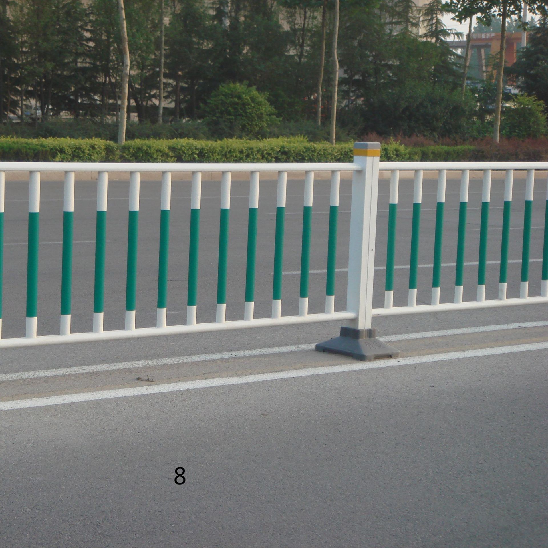 厂家直销锌钢道路防护栏市政隔离护栏公路马路交通防撞栅栏可定制
