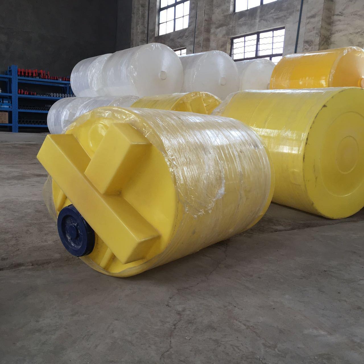 湖北武汉批发3吨洗发水搅拌桶 塑料加药罐 耐酸碱储药桶生产厂家图片