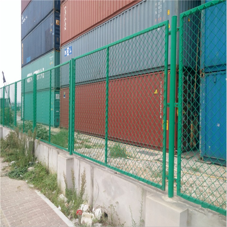 钢板网护栏 德兰工厂钢板网护栏 菱形护栏网图片