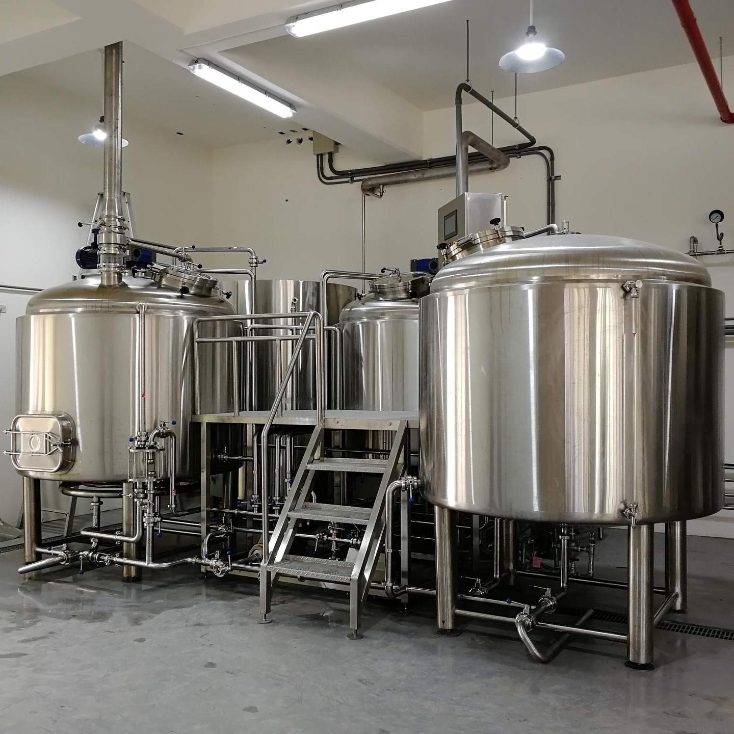 厂家供应啤酒屋用精酿啤酒设备 小型啤酒厂 酿酒设备 自酿扎啤机 啤酒原料 发酵罐图片