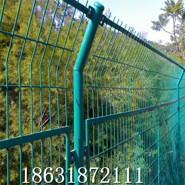 龙润厂家热卖双边丝公路护栏网 拓轩绿色新型齐全双边丝护栏网 双边丝便宜护栏