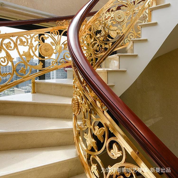 装过5套房才明白 这样设计的铜雕花楼梯扶手美翻了图片