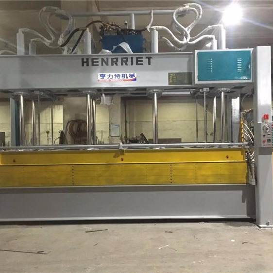 佛山亨力特厂家发江苏120吨铝蜂窝板层压机，1.3米压板热压机，4.5米铝天花板装饰压力机图片