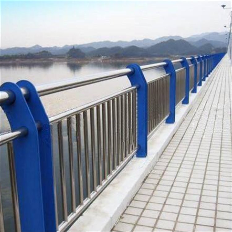 生产双金属复合管护栏 钢板立柱镀锌喷塑 不锈钢复合管护栏 桥梁护栏厂家 304护栏图片