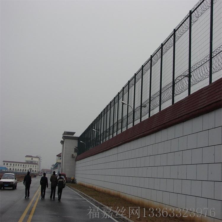 警戒围栏网  防翻越隔离护栏  警戒金属围墙隔离网图片