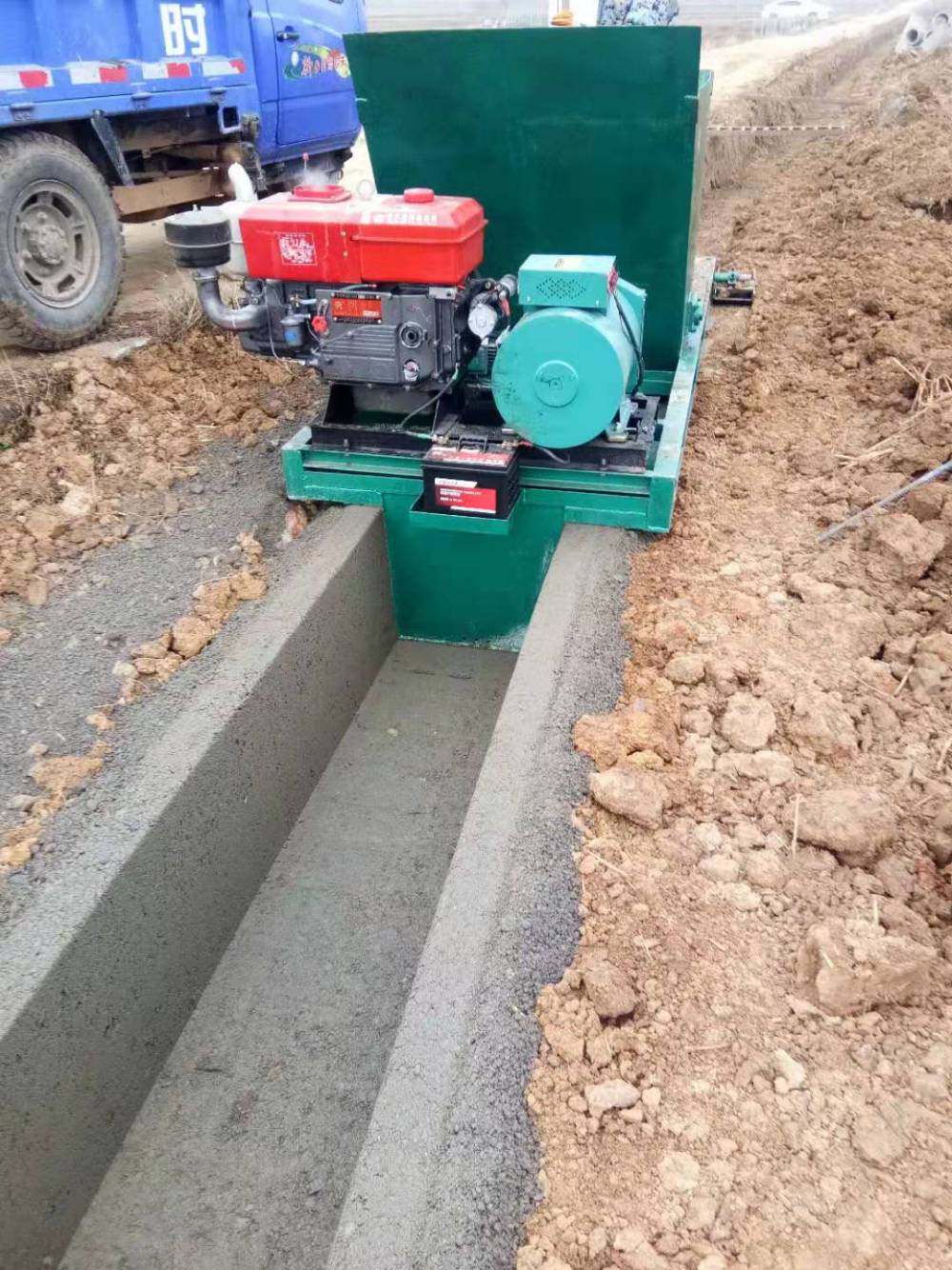 现浇式水渠成型机渠道衬砌机农田水渠改造设备水利灌溉渠道衬砌机