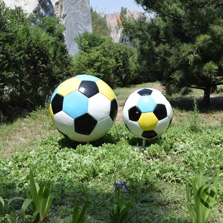 足球玻璃钢雕塑 公园美陈雕塑摆件 玻璃钢足球雕塑价格 万硕
