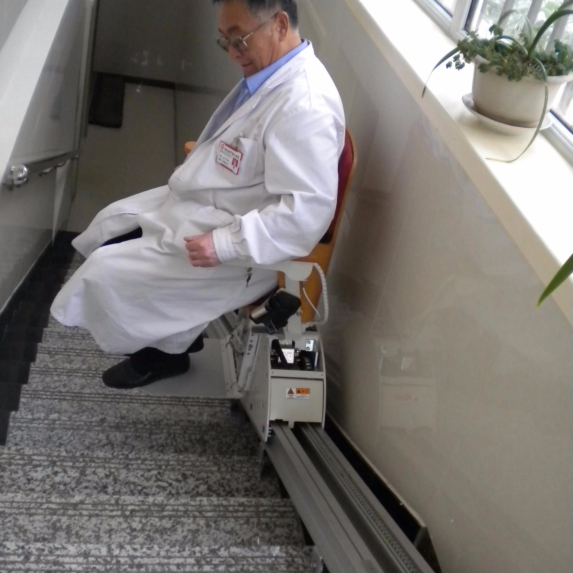 电动升降椅 家庭安装老人座椅电梯 座椅式斜挂平台 曲线智能升降椅 启运北京市销售