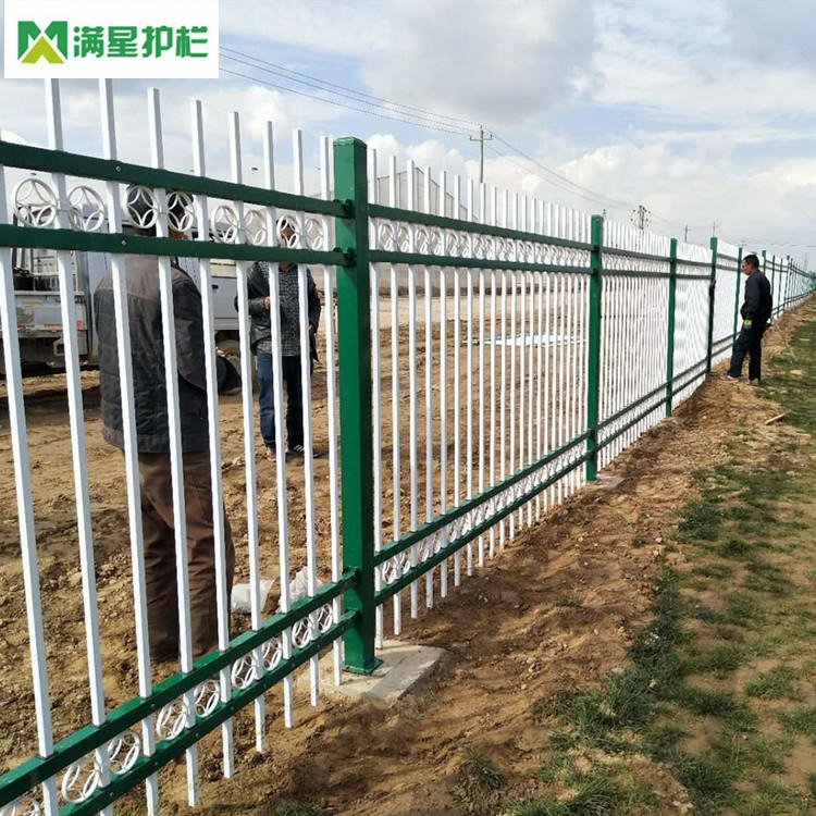 满星实业供应厂区工业园组装围栏 铁艺围栏 蓝白相间穿插栏杆 围墙护栏 锌钢护栏