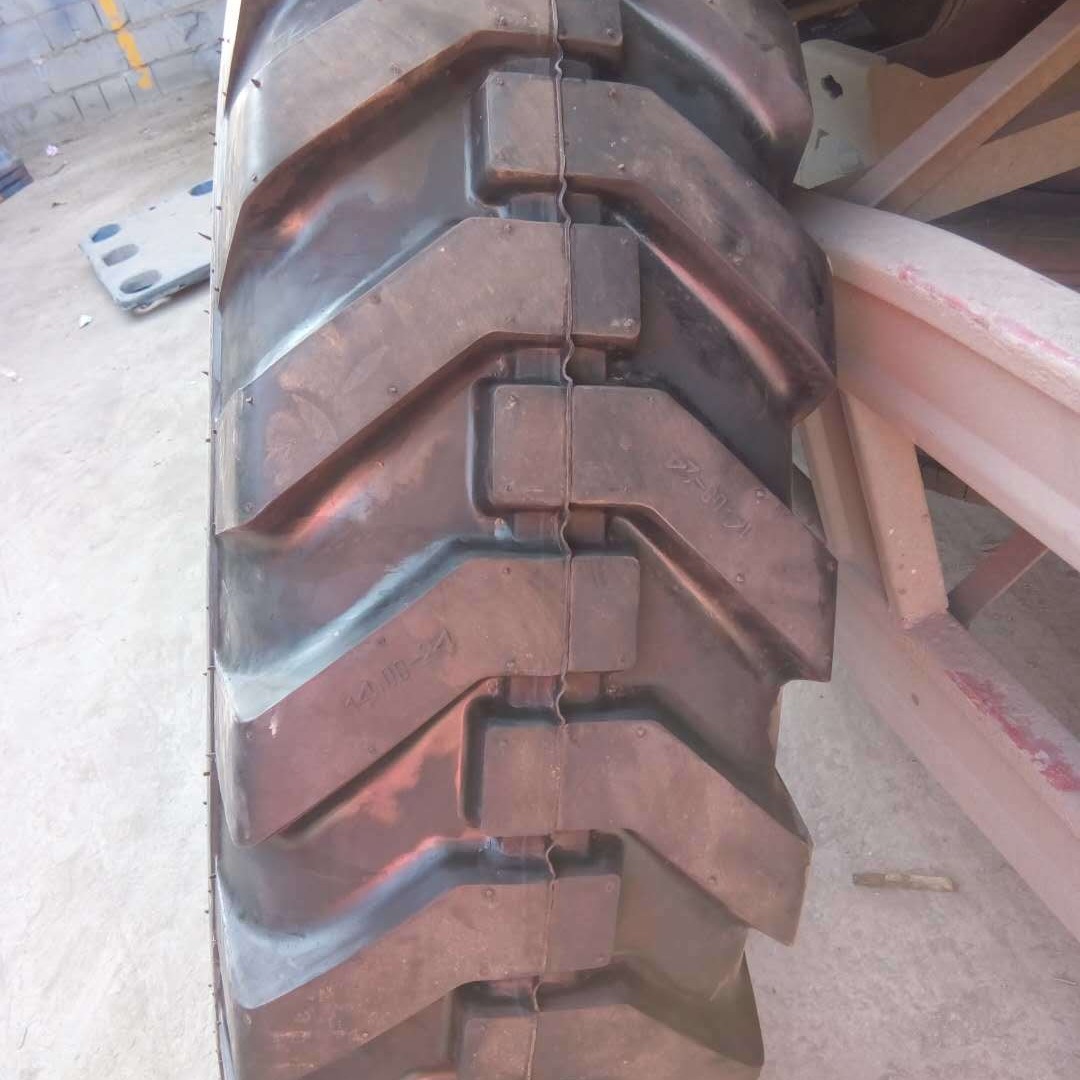 耐磨高标准挖掘机轮胎14-17.5   工程车配件  钢圈内胎型号齐全