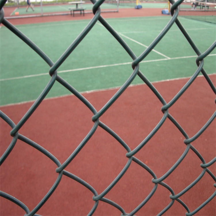 福州厂家直供q235材质网球场围网   迅鹰包塑丝编织篮球场围网