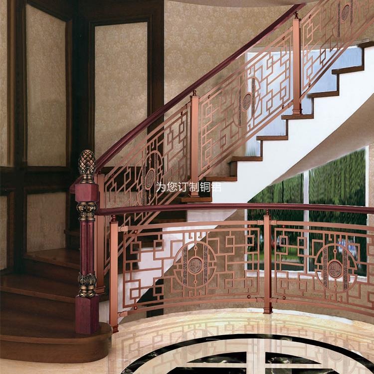 华蓥设计师把铜艺雕刻楼梯扶手 融入了家的味道