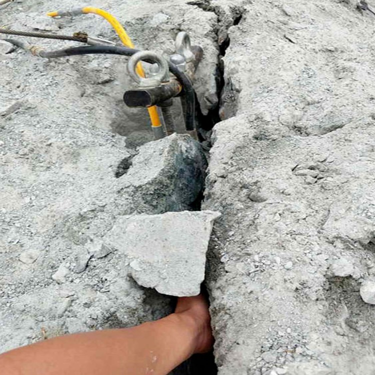 山东威海劈裂棒 派信150型露天土方石开采劈裂棒 使用方法