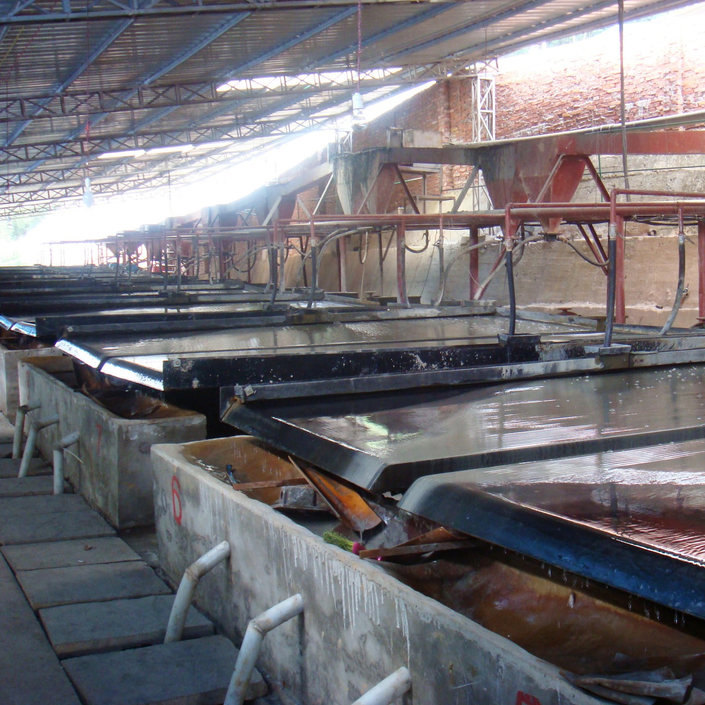 江西石城选矿摇床生产之都 选矿设备摇床厂家|销往全国玻璃钢耐磨选矿摇床图片
