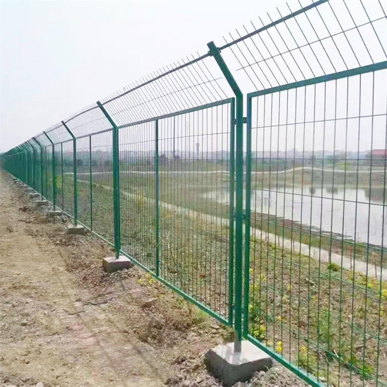 尊迈框架护栏网 厂区隔离围栏 围墙用护栏铁丝网 养殖圈地围栏网厂家 框架护栏网