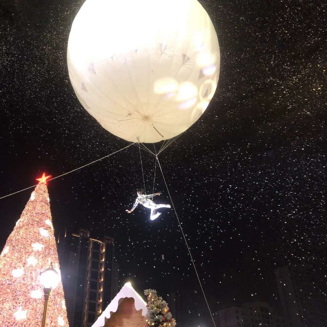 空中芭蕾表演 嫦娥奔月表演 空中飞人表演 升空月球表演租赁 高空飞人表演 中秋月球表演秀 充气月亮 高空威亚 气球飞人图片